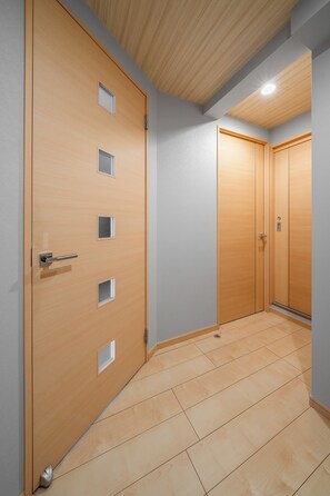 Interior entrance - E-US NAEBO STATION 302 (Sapporo)