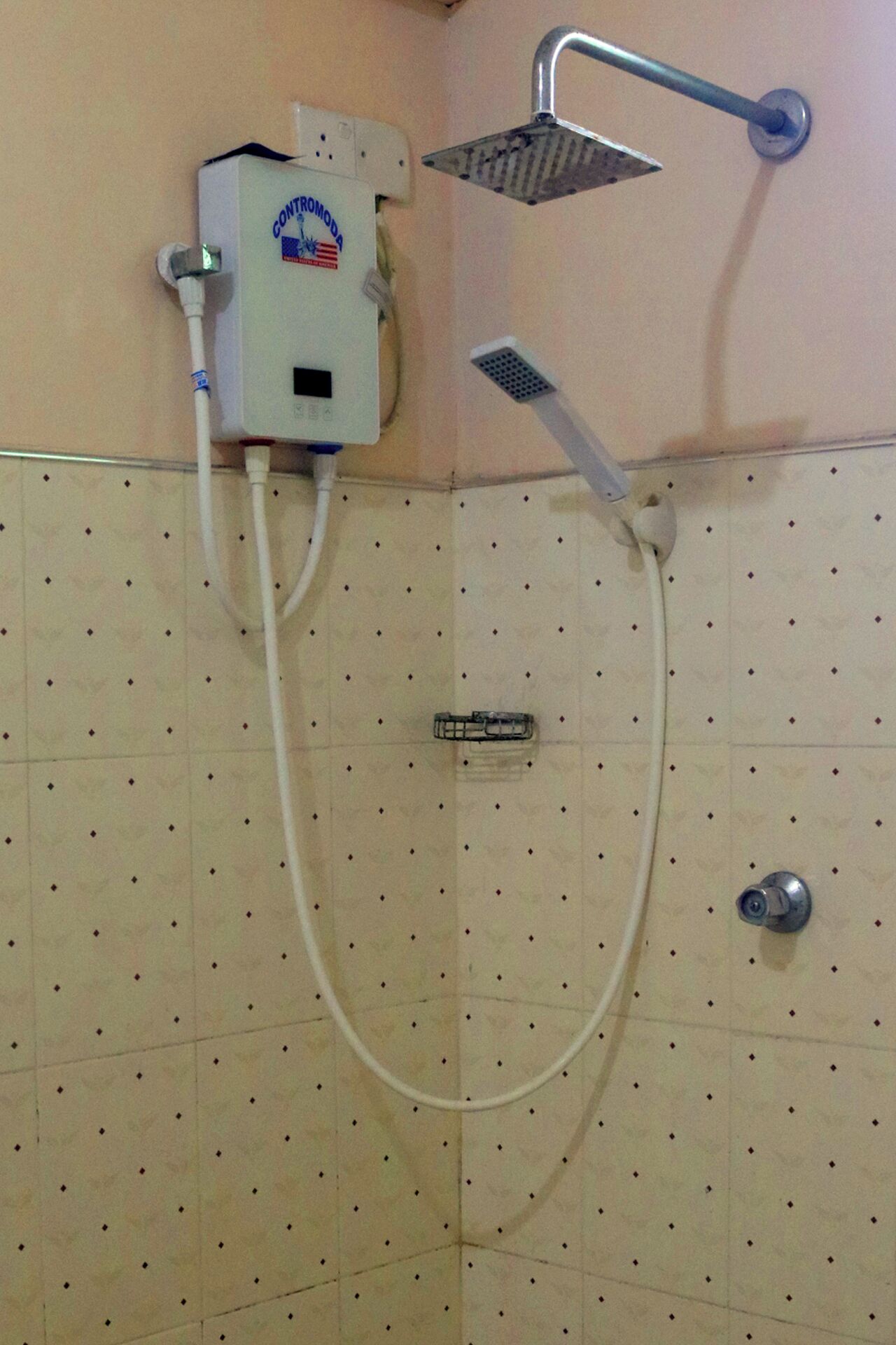 Dusche, kostenlose Toilettenartikel, Handtücher, Seife
