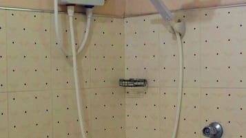 Dusche, kostenlose Toilettenartikel, Handtücher, Seife