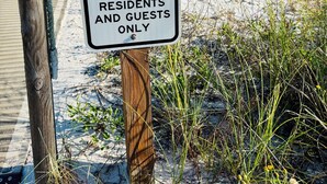 Un panneau indiquant que l’accès à la plage est réservé aux résidents et aux invités de Gulf Villas.