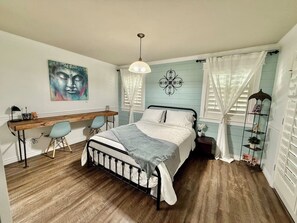 3 chambres, bureau, fer et planche à repasser, lit de bébé portatif