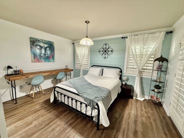 3 chambres, bureau, fer et planche à repasser, lit de bébé portatif