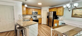 The Grove Getaway-Centrally Located