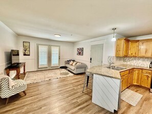 Smart TV, books - The Grove Getaway-Centrally Located (Pleasant Grove)