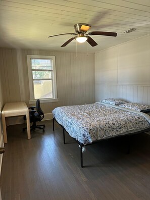 4 habitaciones, tabla de planchar con plancha, wifi y ropa de cama 