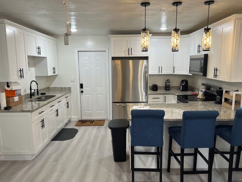 Charming 2-bedroom house in very centric Lehigh Acres with AC