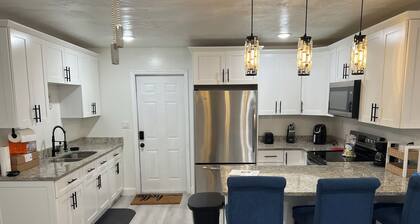 Charming 2-bedroom house in very centric Lehigh Acres with AC