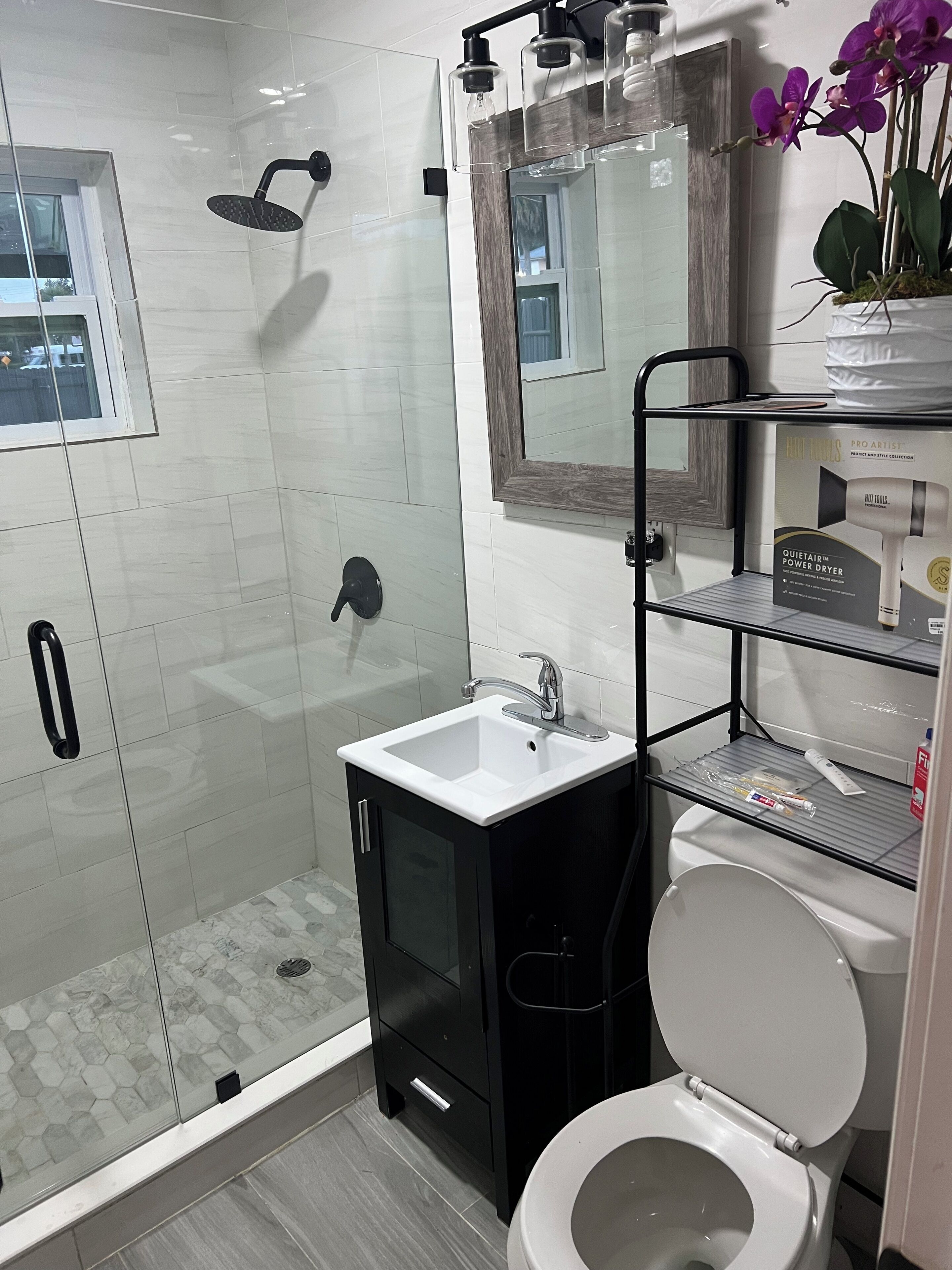 Haartrockner, Handtücher, Seife, Toilettenpapier