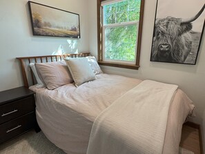 2 bedrooms, iron/ironing board, WiFi, bed sheets - Modern Farmhouse Cottage (Walla Walla)