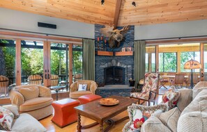 Een smart-tv en een open haard