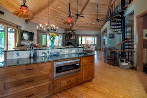 المنشأة من الداخل