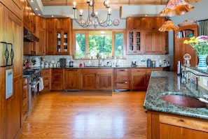 ثلاجة، ميكروويف، فرن، موقد طهي مسطح