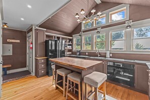 Kjøleskap, ovn, kokeplater og oppvaskmaskin