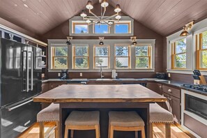 Réfrigérateur, un four, surface de cuisson, lave-vaisselle