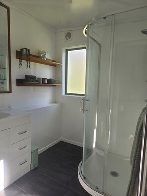 Shower, hair dryer, towels, soap - Pakihi Retreat (Toatoa)