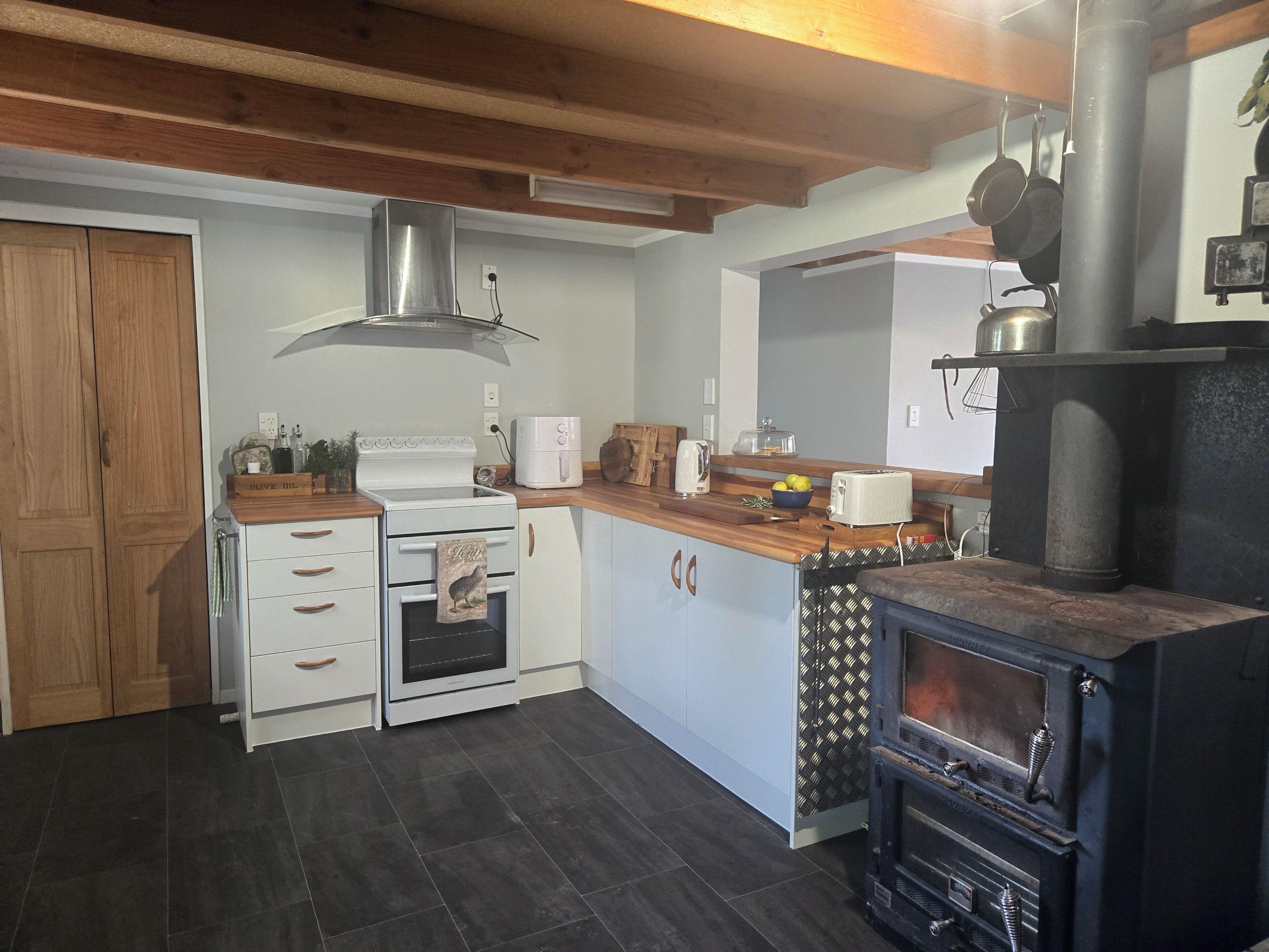 Microondas, horno, placa de cocina y lavavajillas