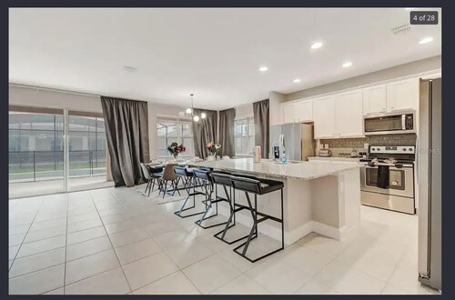 Spacious 8-bedroom villa in lovely Kissimmee with AC, fitness center