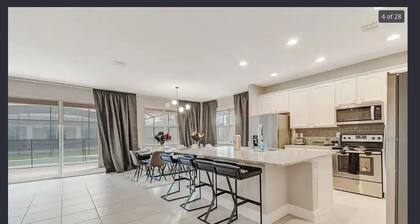 Spacious 8-bedroom villa in lovely Kissimmee with AC, fitness center