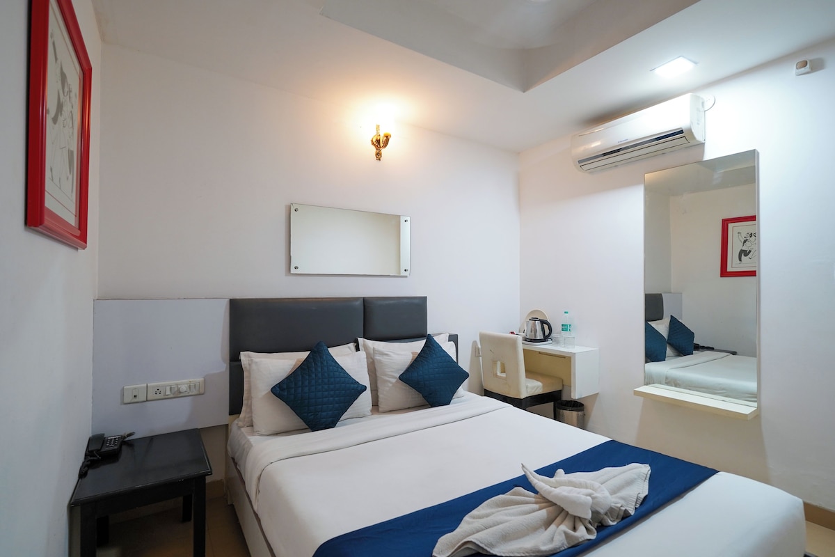 Standard Double Room | Desk, WiFi (free), bed sheets