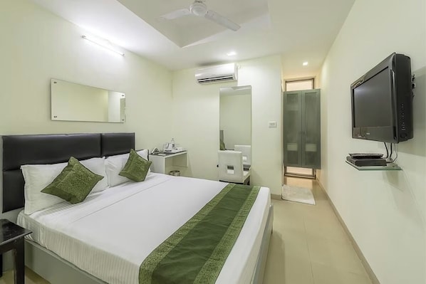Studio, City View | Desk, free WiFi
