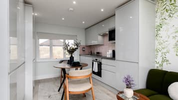 Geladeira, micro-ondas, fogão, lava-louças