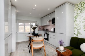 Fridge, microwave, oven, dishwasher - GuestReady - Stylish studio near Wembley Stadium (London)