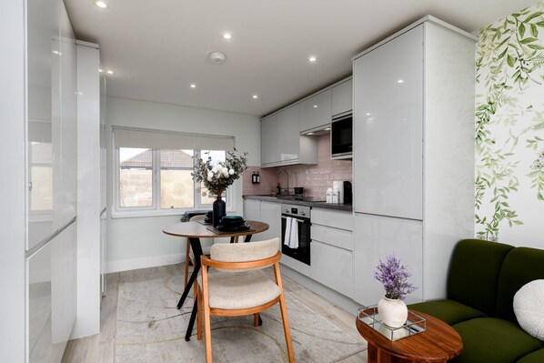 Geladeira, micro-ondas, fogão, lava-louças