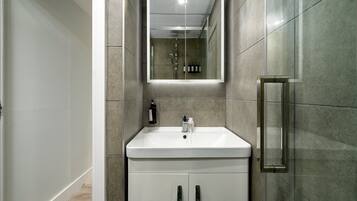 Chuveiro, secador de cabelo, toalhas de banho