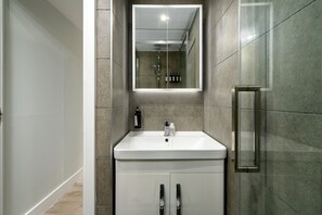 Chuveiro, secador de cabelo, toalhas de banho 