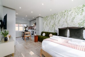 Escrivaninha, ferros/tábuas de passar roupa, acesso à internet