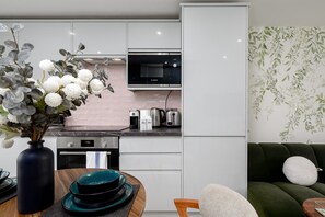 Geladeira, micro-ondas, fogão, lava-louças