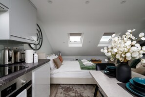 Fridge, microwave, oven, dishwasher - GuestReady - Loft studio near Wembley Stadium (London)