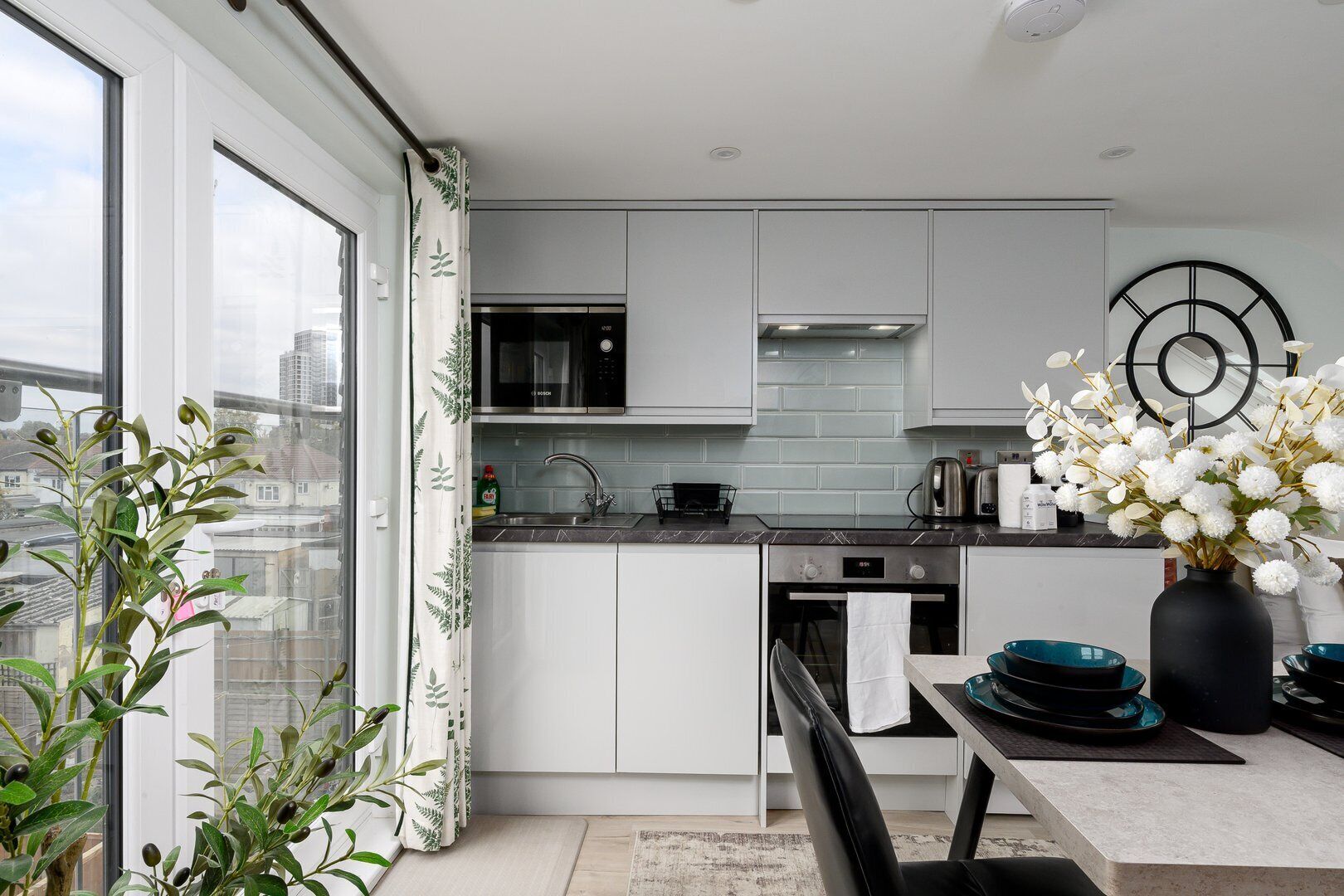 Jääkaappi, mikroaaltouuni, uuni, astianpesukone