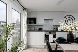 Kühlschrank, Mikrowelle, Ofen, Geschirrspüler