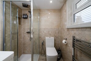 Dusche, Haartrockner, Handtücher