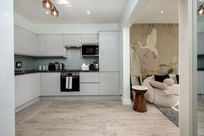 Fridge, microwave, oven, dishwasher - GuestReady - Relaxing retreat near Wembley Stadium (London)