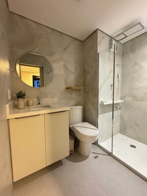 Secadora de cabello, toallas, jabón, papel de baño 