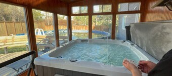 Perfect 1-bedroom bed with pool view & breakfast in Yellowknife