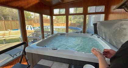 Perfect 1-bedroom bed with pool view & breakfast in Yellowknife