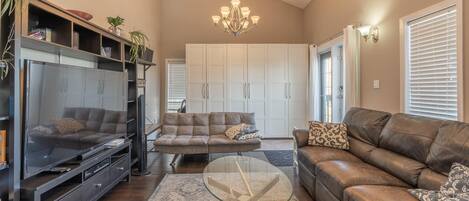 Televisión y chimenea