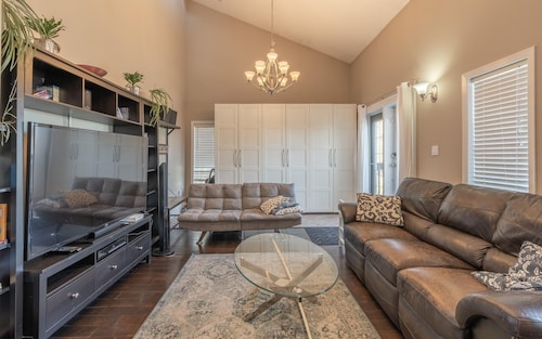 Perfect 1-bedroom bed with pool view & breakfast in Yellowknife