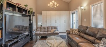 Perfect 1-bedroom bed with pool view & breakfast in Yellowknife