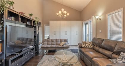 Perfect 1-bedroom bed with pool view & breakfast in Yellowknife