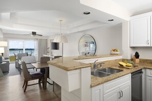 Mikrobølgeovn, ovn, kokeplater og oppvaskmaskin