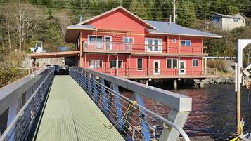 المنشأة من الخارج