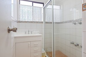 Bathroom - The Sand Nook - 2 Bedroom Fishpen Apt (Merimbula)