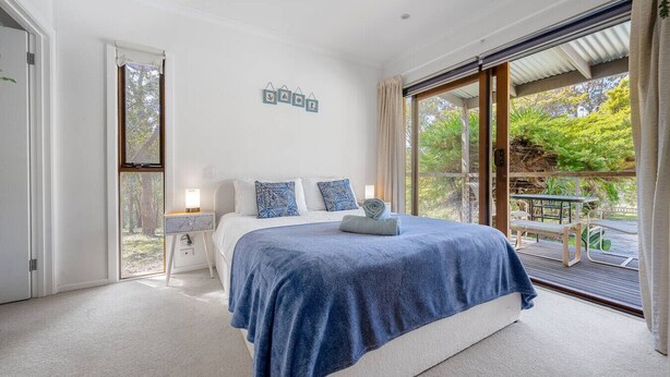 1 bedroom, iron/ironing board, travel cot, WiFi - Country Charm Cottage with Pool & Forest Views (Wonga Park)