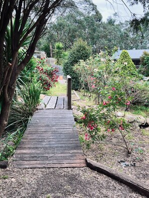 Property grounds - Tranquil Cottage with Valley & Hills Views (Wonga Park)