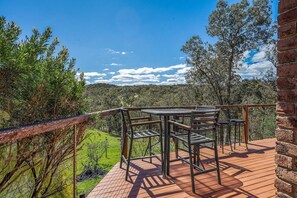 Outdoor dining - Tranquil Cottage with Valley & Hills Views (Wonga Park)
