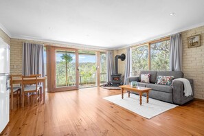 TV, fireplace - Tranquil Cottage with Valley & Hills Views (Wonga Park)